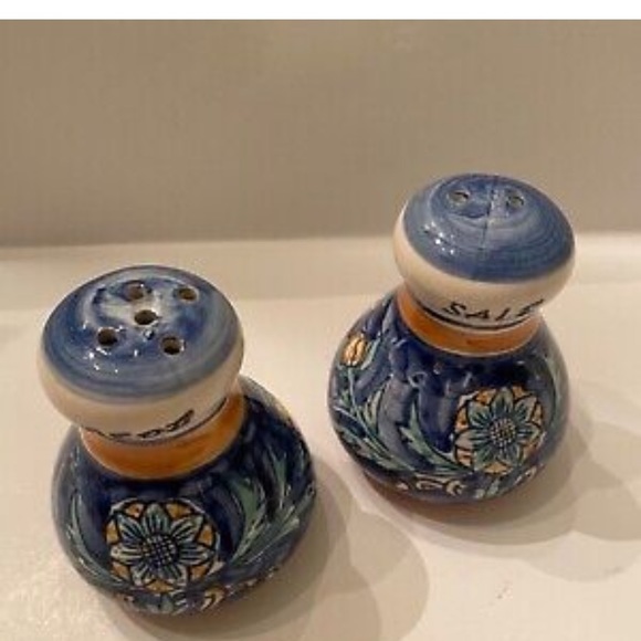 Deruta Salt and Pepper Set Handmade and Handpainted - Picture 2 of 3